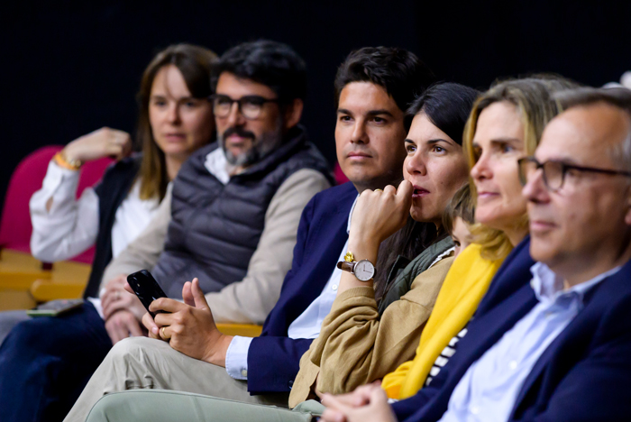 Alumnas con profesora